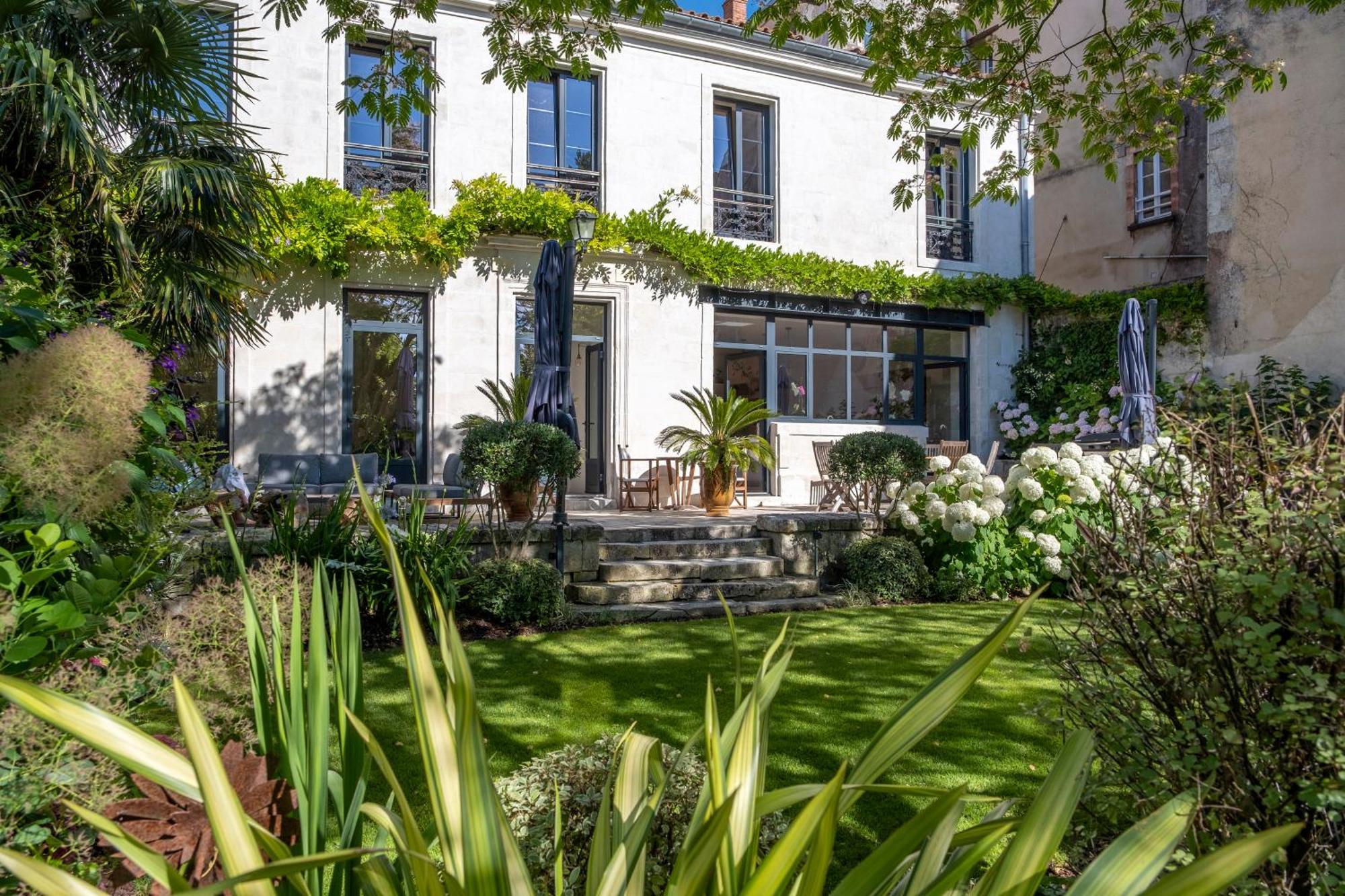 Escale Rochelaise, Gite Urbain Avec Spa Bain Nordique Et Sauna Tonneau La Rochelle  Exteriör bild