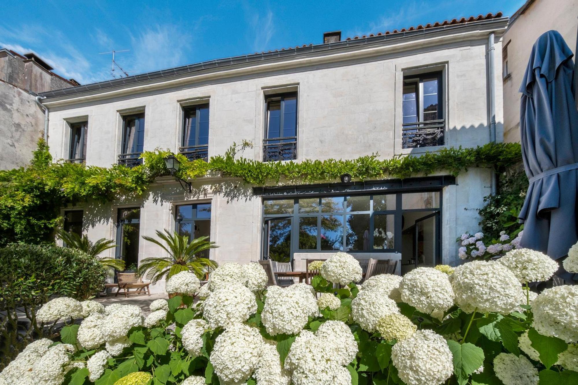 Escale Rochelaise, Gite Urbain Avec Spa Bain Nordique Et Sauna Tonneau La Rochelle  Exteriör bild