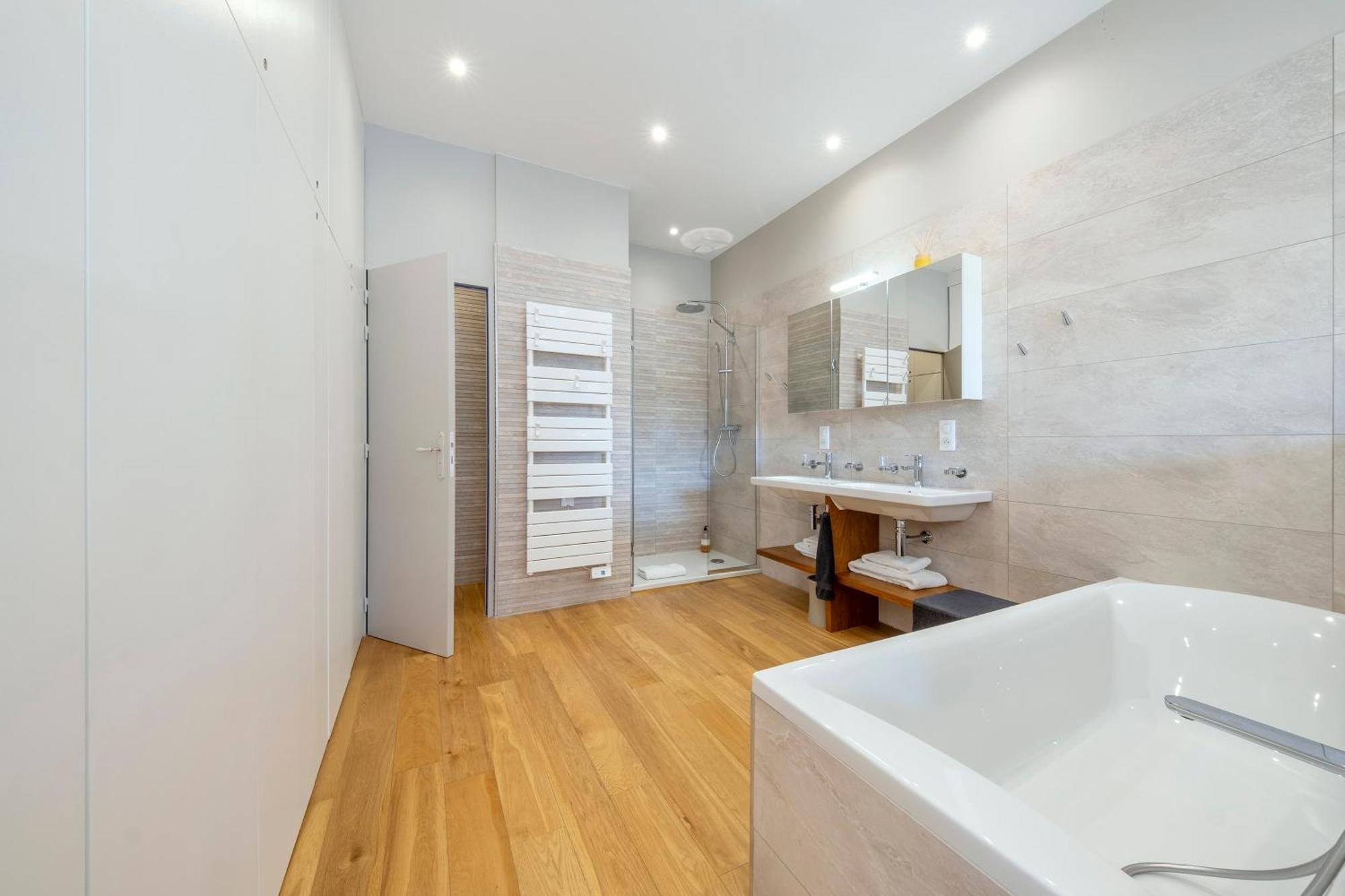 Escale Rochelaise, Gite Urbain Avec Spa Bain Nordique Et Sauna Tonneau La Rochelle  Exteriör bild